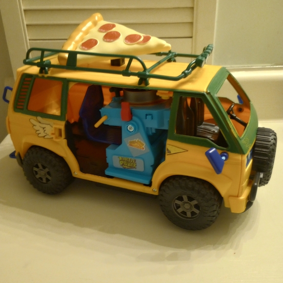 Teenage Mutant Ninja Turtles Mutant Mayhem Pizza Fire Delivery Van - Picture 2 of 10